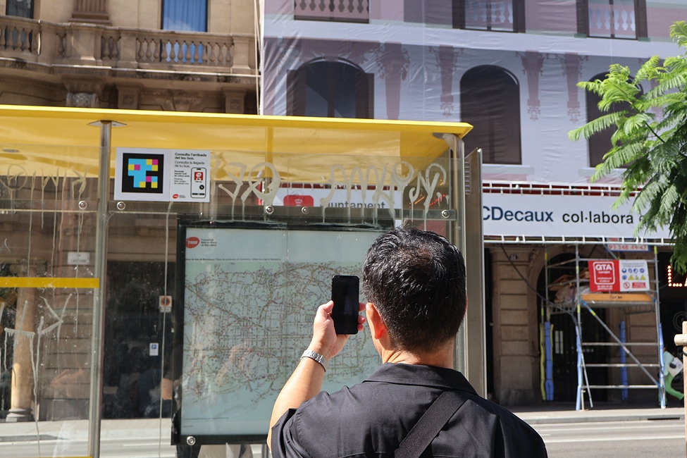 スマホをかざしてバリアフリー案内「ナビレンス」