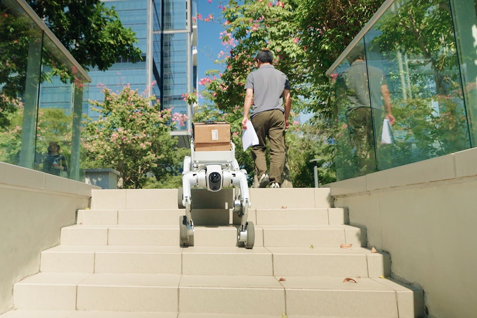 四足歩行ロボット「ＰＵＤＵ Ｄ５」